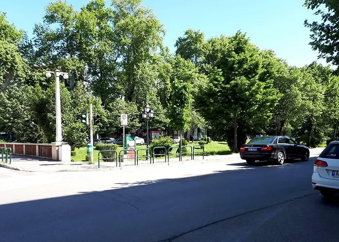 2v1 - Blloku Mac Τίρανα